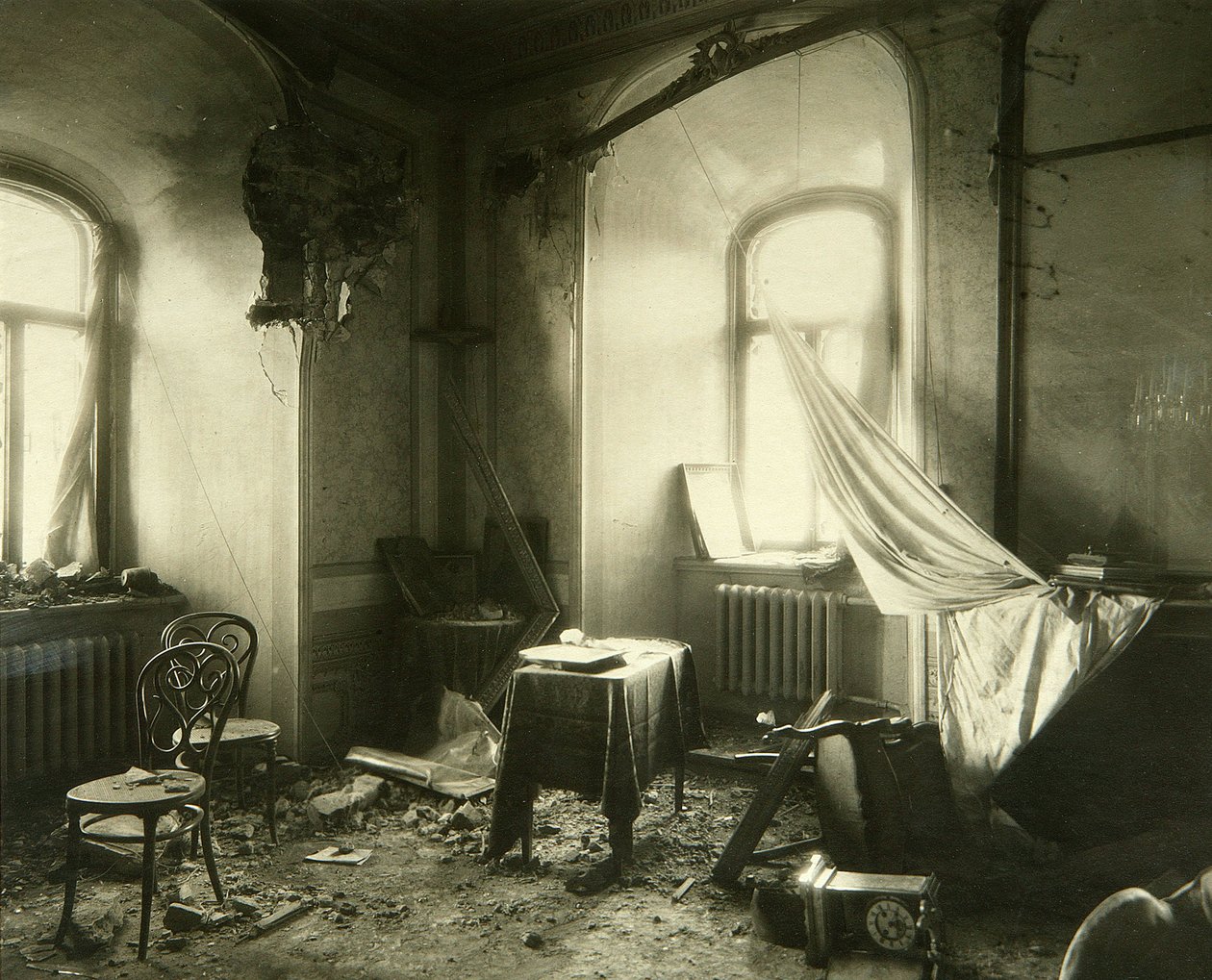 Ryska revolutionen 1917: Interiören av Chudov-klostret i Kreml i Moskva efter bombardementet i november 1917. Foto av Pyotr Petrovich Pavlov (1860-1925) av Petr Petrovich Pavlov