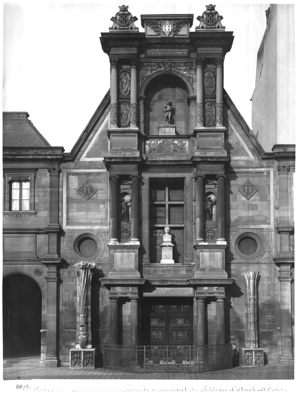 Central del av huvudfasaden, från Chateau de Anet, på gården till Ecole des Beaux-Arts, 1547-52 (se även 162439) av Philibert Delorme