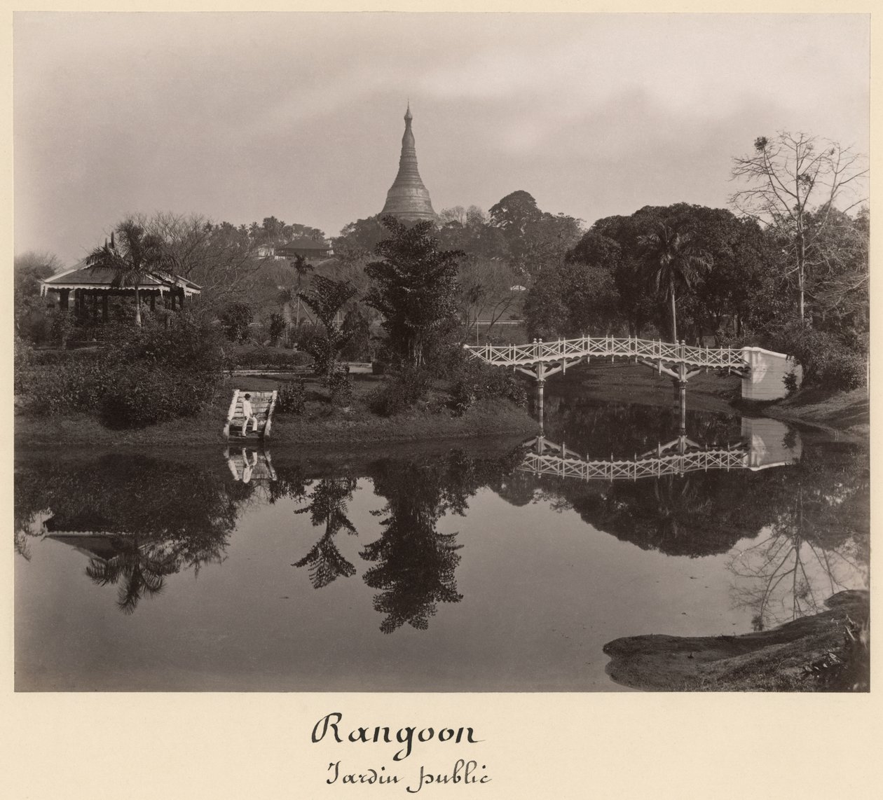 O le faapaologa o motu i le Cantanement Garden, Rangoon, Burma, i le faaiuga o le 19 seneturi (albumen lomi) swed av Philip Adolphe Klier