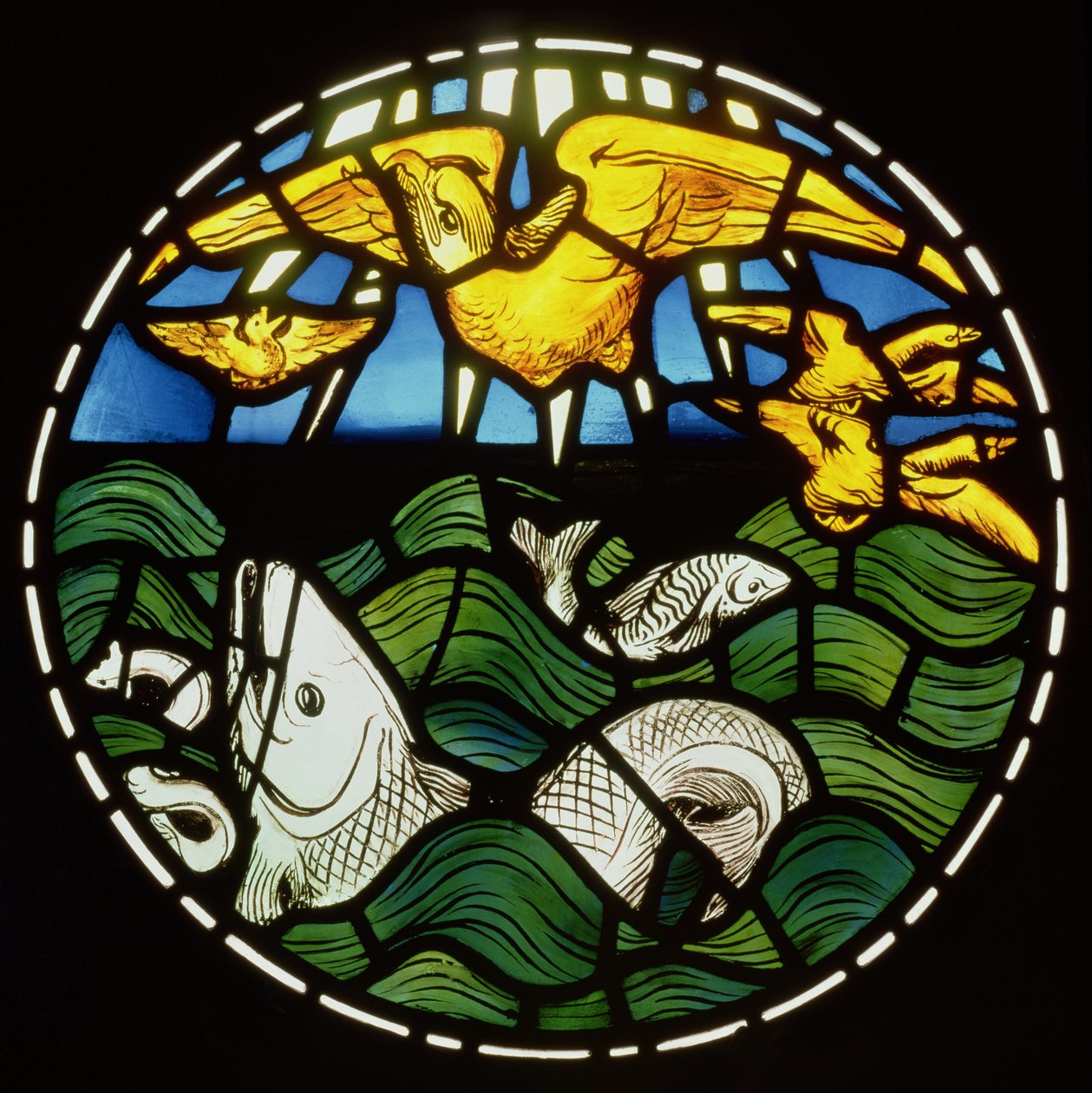 Fåglar och fiskar, detalj från skapelsefönstret, 1861 (målat glas) (se 120153) av Philip Webb