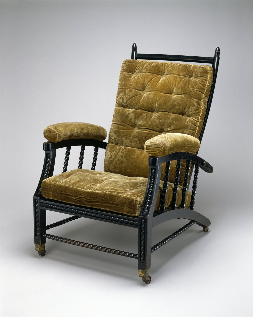 Justerbar ryggstol, ca 1870 (eboniserat trä, präglad sammet och metall) av Philip Webb