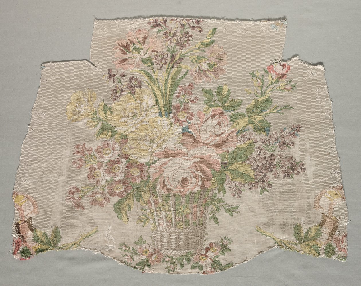 Sidenfragment, del av panel som heter Le panier fleuri, 1770. av Philippe de Lasalle