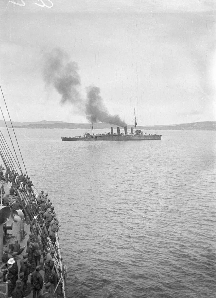 HMAS Melbourne eller HMAS Sydney i King George Sound, Albany WA, ca. Oktober 1914 (bw-foto) av Phillip Frederick Edward Schuler
