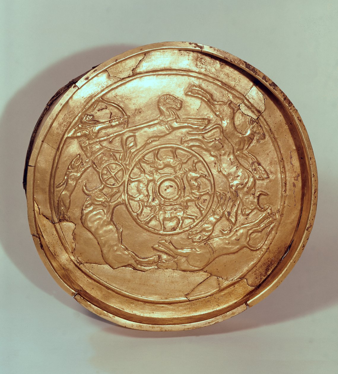 Maträtt med en jaktscen, från Ras Shamra, Ugarit, ca 1250-1150 f.Kr. (guld) av Phoenician