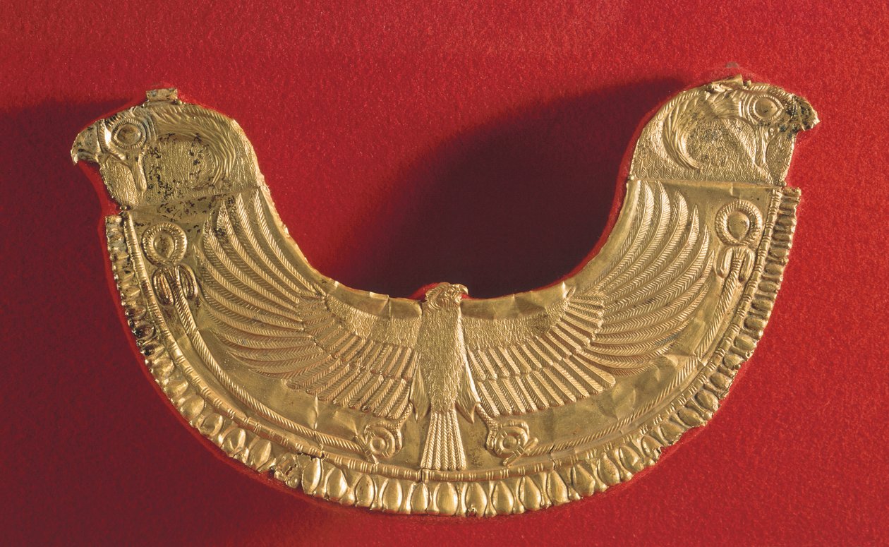 Bröstornament med ändar i form av ett falkhuvud och dekorerat med en falk som bär två palmer, från kung Ip Abi Shemus grav i Byblos ca 1800-1700 f.Kr. (guld) av Phoenician