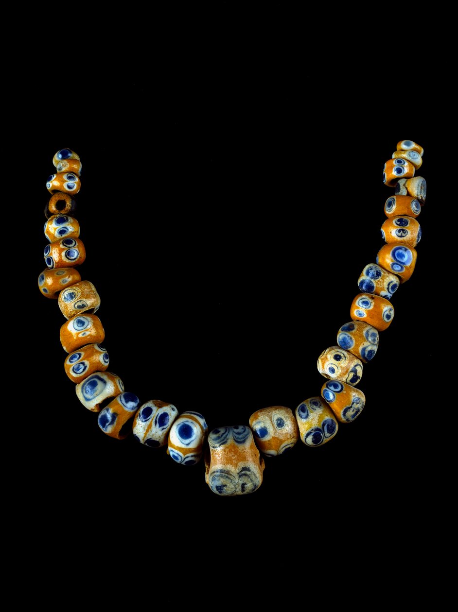 Fenicisk konst: halsband i glaspasta. 4:e-3:e århundradet f.Kr. Diameter 28 cm Arkeologiska museet i Villa Giulia Rom av Phoenician