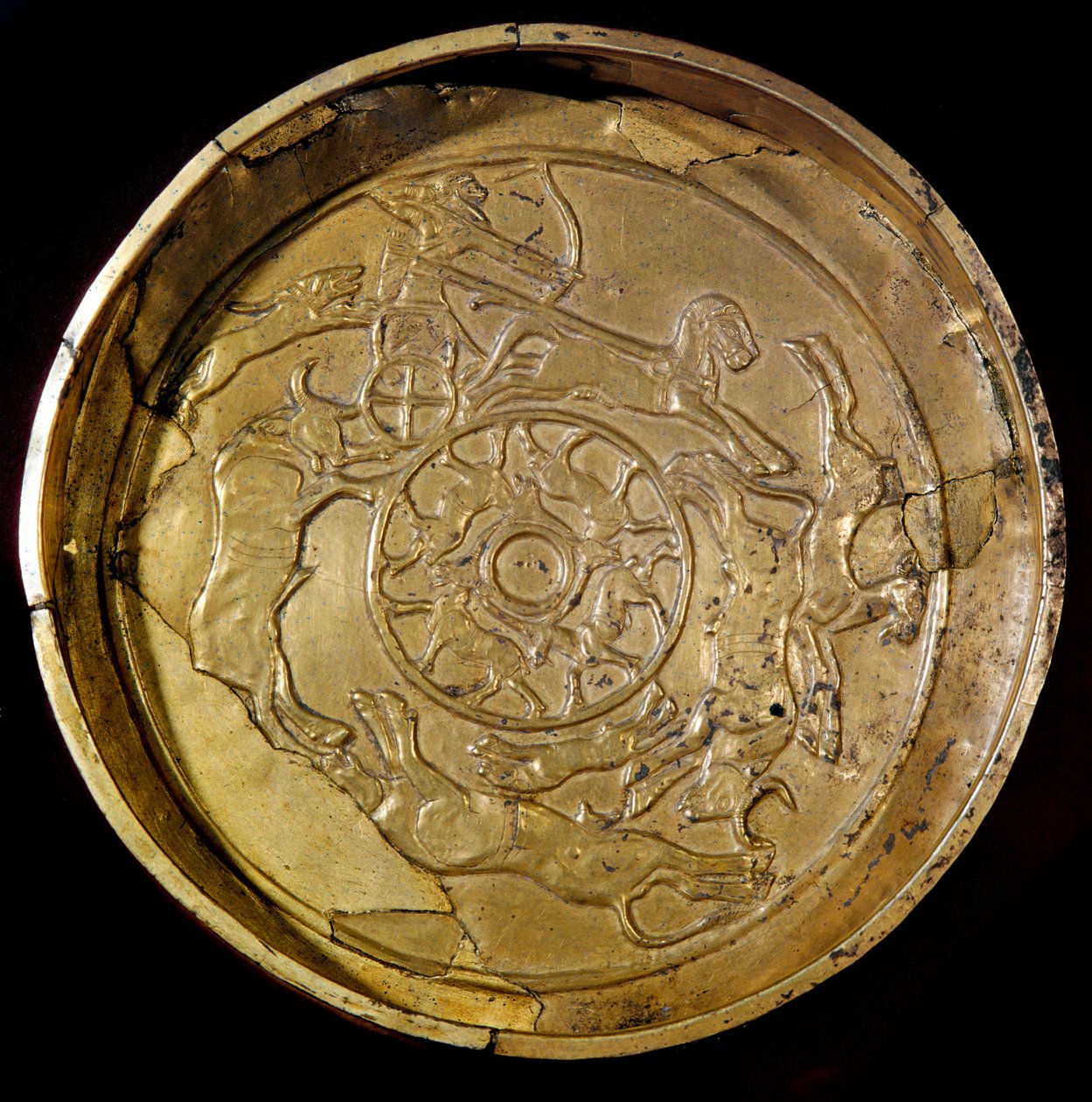 Fenicisk konst: guldfat dekorerad kunglig jaktscen. Från Ras Shamra (Ugarit eller Ougarit) 1300-talet f.Kr. Diameter 19 cm Paris, Louvren av Phoenician