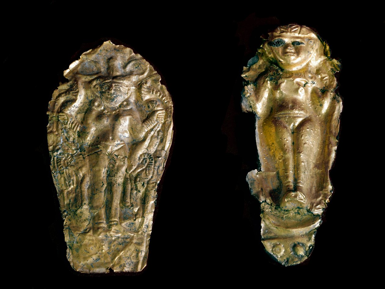 Fenicisk konst: två guldstatyetter hamrar till vänster gudinnan Ishtar (Inanna eller Astarte) på en tallrik, till höger en fertilitetsgudinna med upphöjda armar från platsen för Tink El Beida, Syrien. 1400-talet-1100-talet f.Kr. Paris Louvren av Phoenician