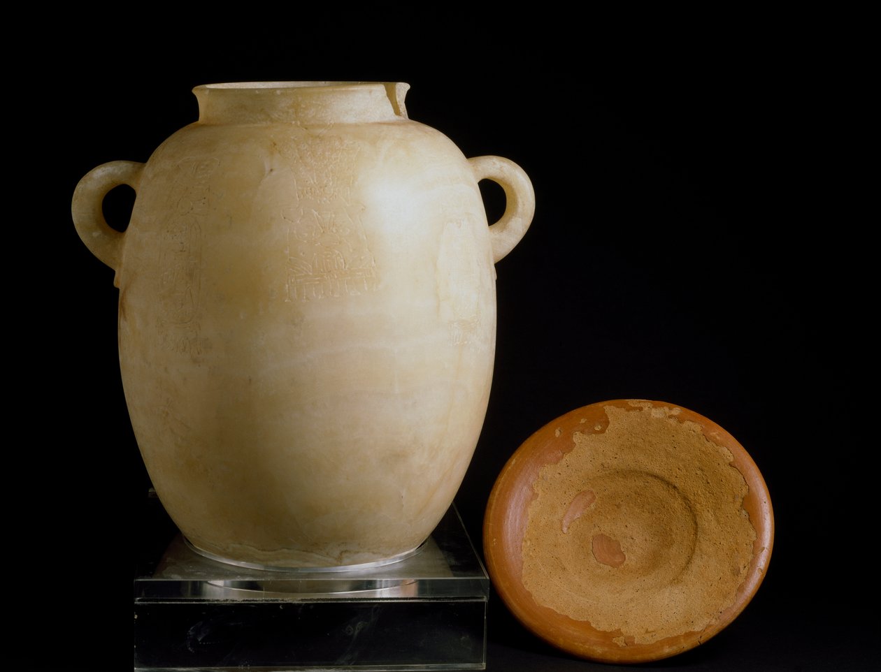 Fenicisk civilisation: alabasterurna och lerplatta från platsen för Laurita. 700-talet f.Kr. Museo Arqueologico, Granada, Spanien av Phoenician