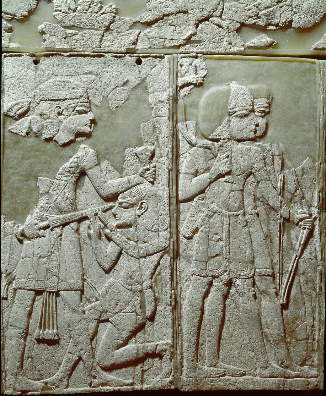 Fenicisk civilisation: sängprydnad med en låg elfenbensrelief som representerar en kung som hotar fiende. Från platsen för Ugarit eller Ugarit, forntida syrisk citat på Tell de Ras Shamra. 1300-talet f.Kr. Sön 24 cm Damaskus, Arkeologiska museet Syr av Phoenician