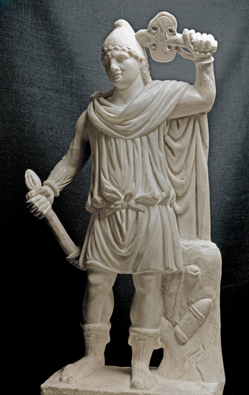 Feniciernas civilisation: Mithraisk gudom som håller en fackla och en dubbelyxa. 2:a eller 3:e århundradet e.Kr. Marmor skulptur. Dämpa. 87 cm. Paris, Louvren av Phoenician Phoenician