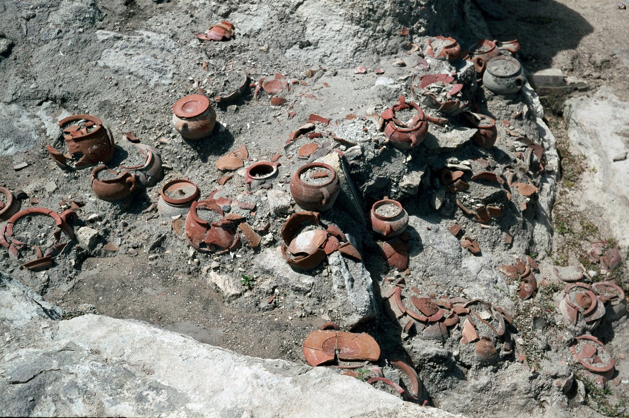 Feniciernas civilisation: rester av vaser, platsen för tofet i den puniska staden Sulcis på den nuvarande ön Sant