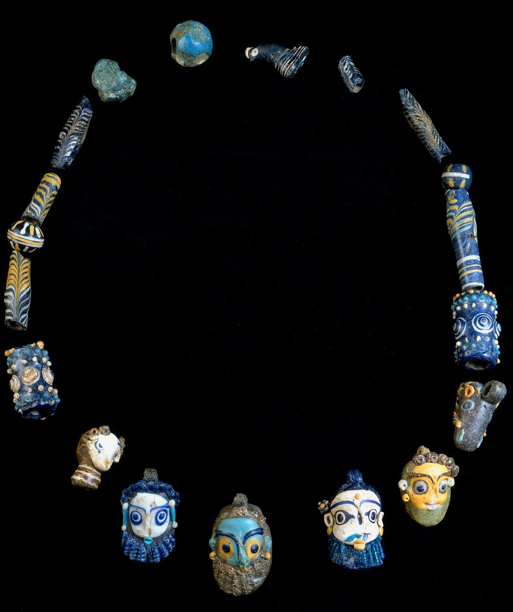 Halsband i glaspasta med hängen föreställande skäggiga huvuden, ursprungligen från Olbia, nu bevarat på National Archaeological Museum of Cagliari av Phoenician Phoenician