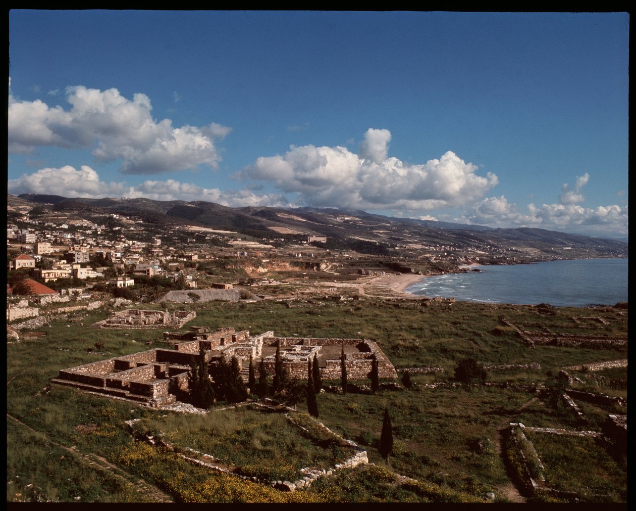 Utsikt över arkeologisk plats, 3:e till 2:a årtusendet f.Kr av Phoenician Phoenician