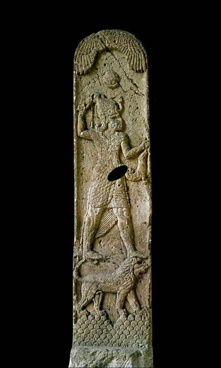 Fenicisk konst: kalkstensstele som kallas Amrit: förmodligen representerar Melquart (Melqart, Melkart eller Melkhart) på sitt lejon solskivan ovanför honom. 6:e eller 5:e århundradet f.Kr. Från Amrit. Dim 180 cm Paris, Louvren av Phoenician School