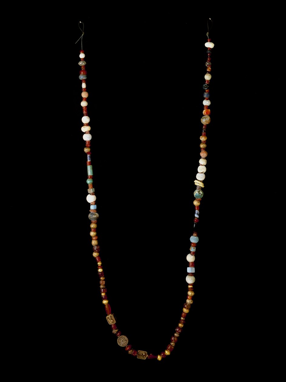 Fenicisk civilisation: halsband av guld, silver, karneol och glaspasta. Dämpa. 97 cm 600-talet f.Kr. Museum i Cartagena, Spanien av Phoenician School