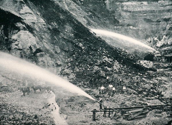 Hydraulisk slussning av alluviala tennfyndigheter, Tasmanien, ca 1900, från `Under the Southern Cross - Glimpses of Australia