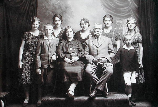 Familj med många barn, tidigt 1900-tal (foto) av Photographer Austrian