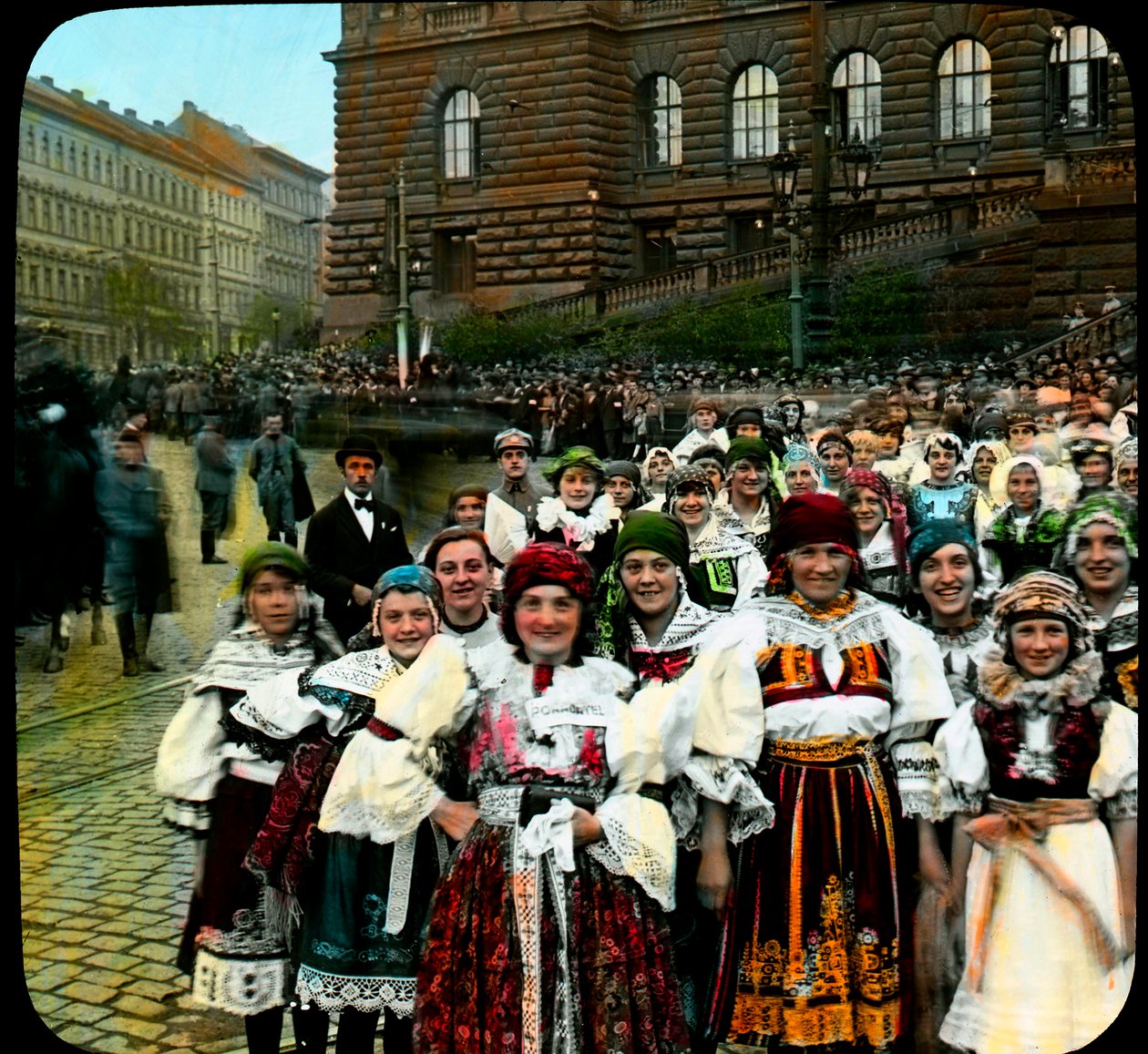 Unga kvinnor i nationaldräkter, Vaclavplatsen, Prag, Tjeckoslovakien, ca 1921 (foto) av Photographer Czech