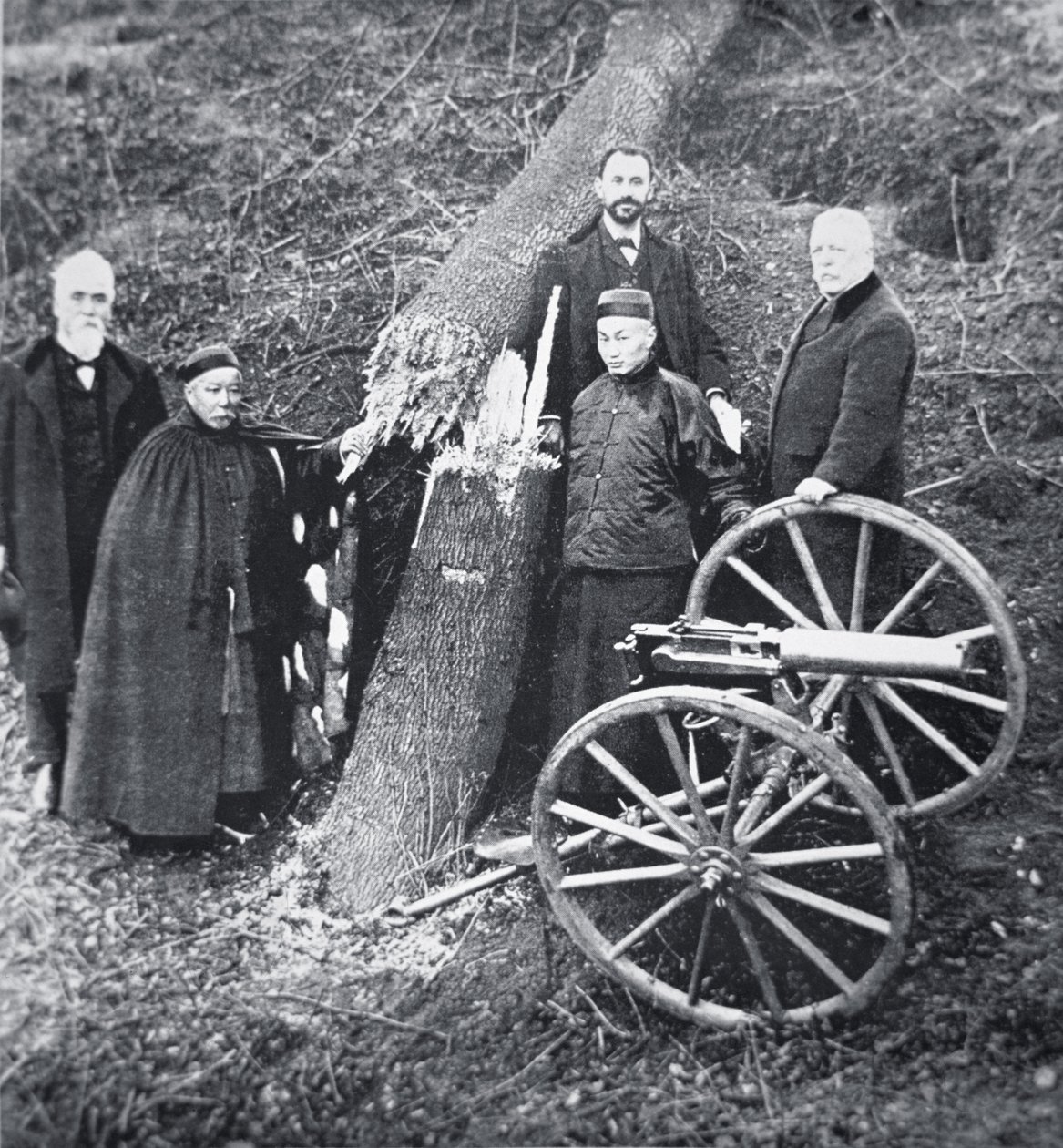 Hiram Maxim demonstrerar kraften i sitt vapen för kinesiska regeringstjänstemän (s/v foto) av Photographer English