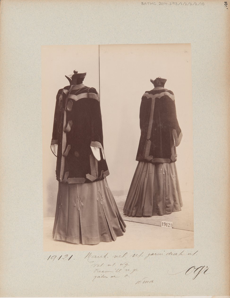 Albumsida: House of Worth, Coat av Photographer French