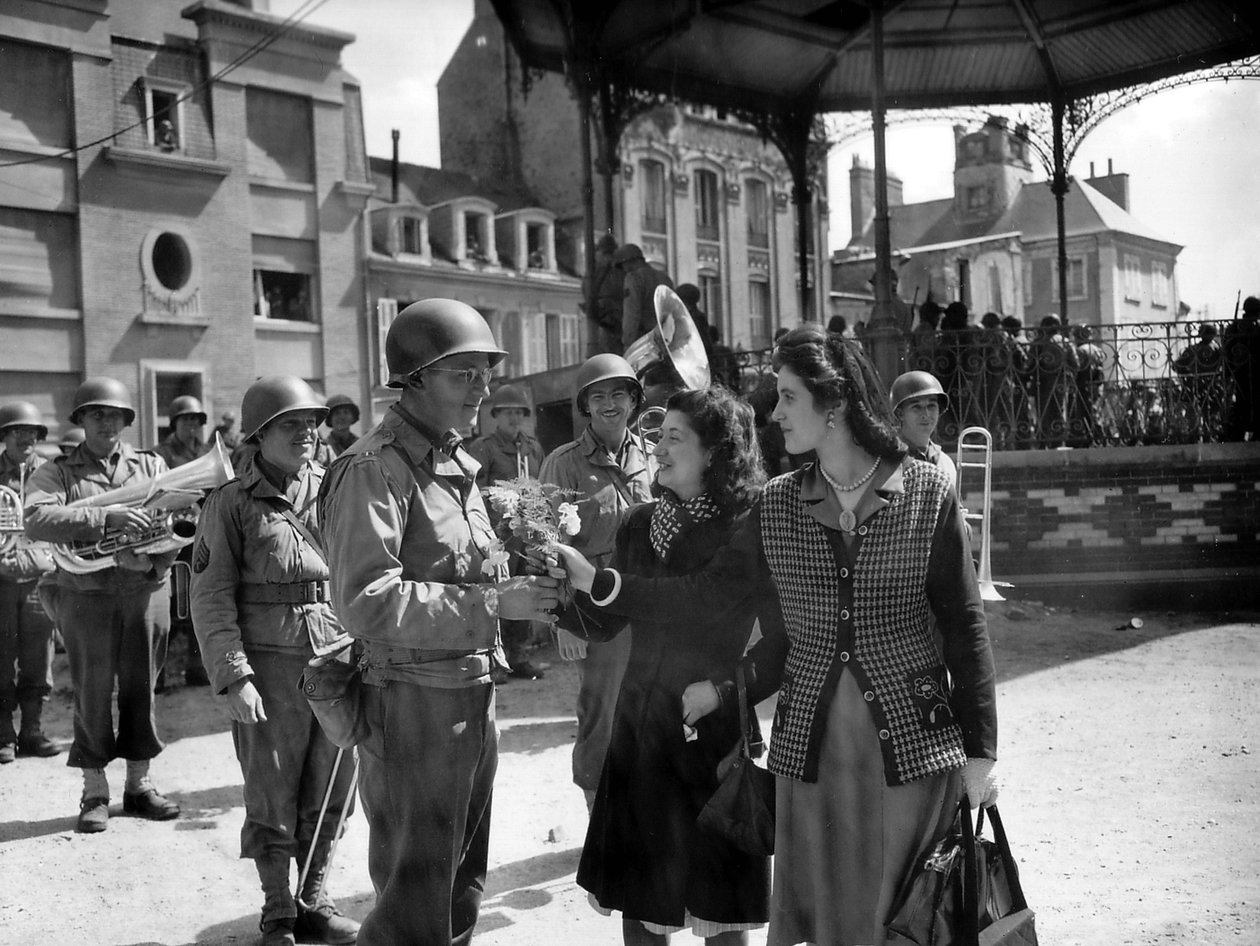 Amerikanska soldater chattar med unga franska kvinnor, Cherbourg, 29 juni av Photographer French