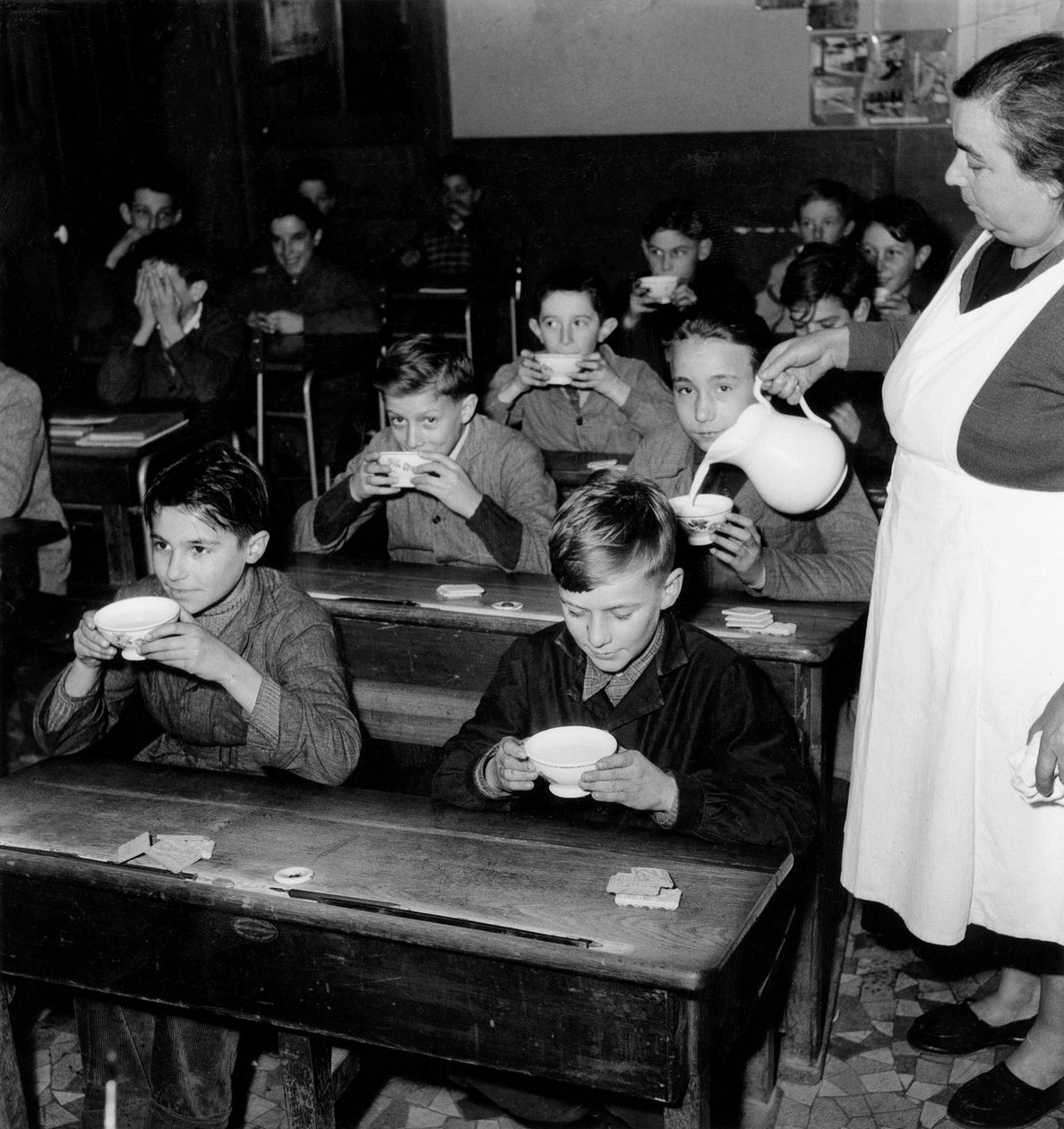 Gratis mjölk i franska skolor, 8 december 1954 (s/v foto) av Photographer French