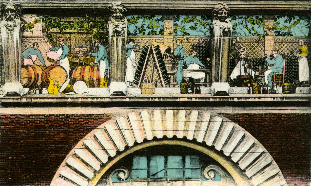 Fris ovanför dörren som representerar de olika stadierna av vinarbetet, Reims, rue de Mars, ingången till Maison des Champagnes Veuve Clicquot (Clicquot-Ponsardin) (färgat vykort) av Photographer French
