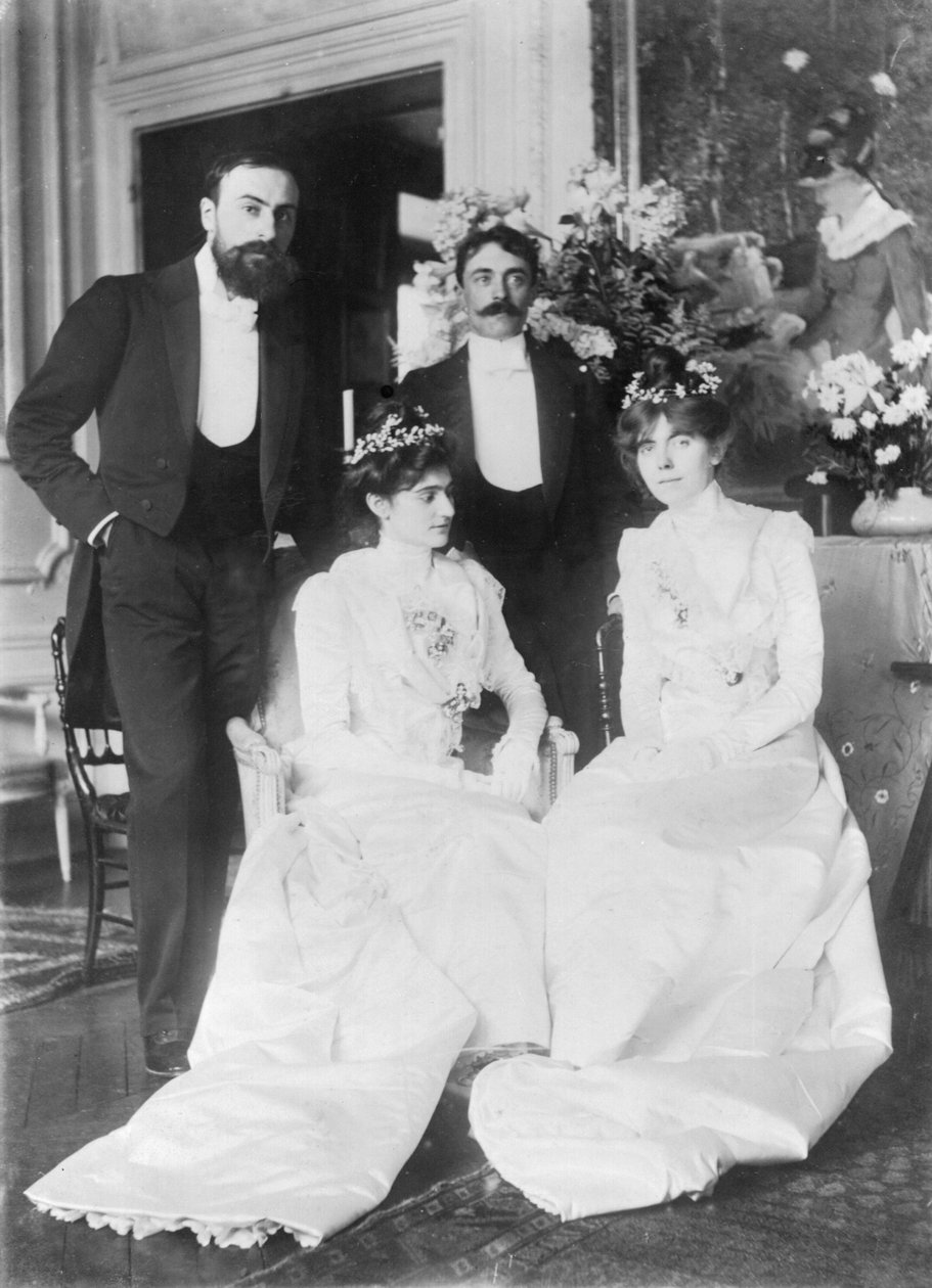 L-R: Ernest Rouart (1874-1942) och hans fru Julie Manet (1878-1967), Paul Valery (1871-1945) och hans fru Jeannie Gobillard (1877-1970), på dagen för deras äktenskap, maj 1900 (f/ w foto) av Photographer French