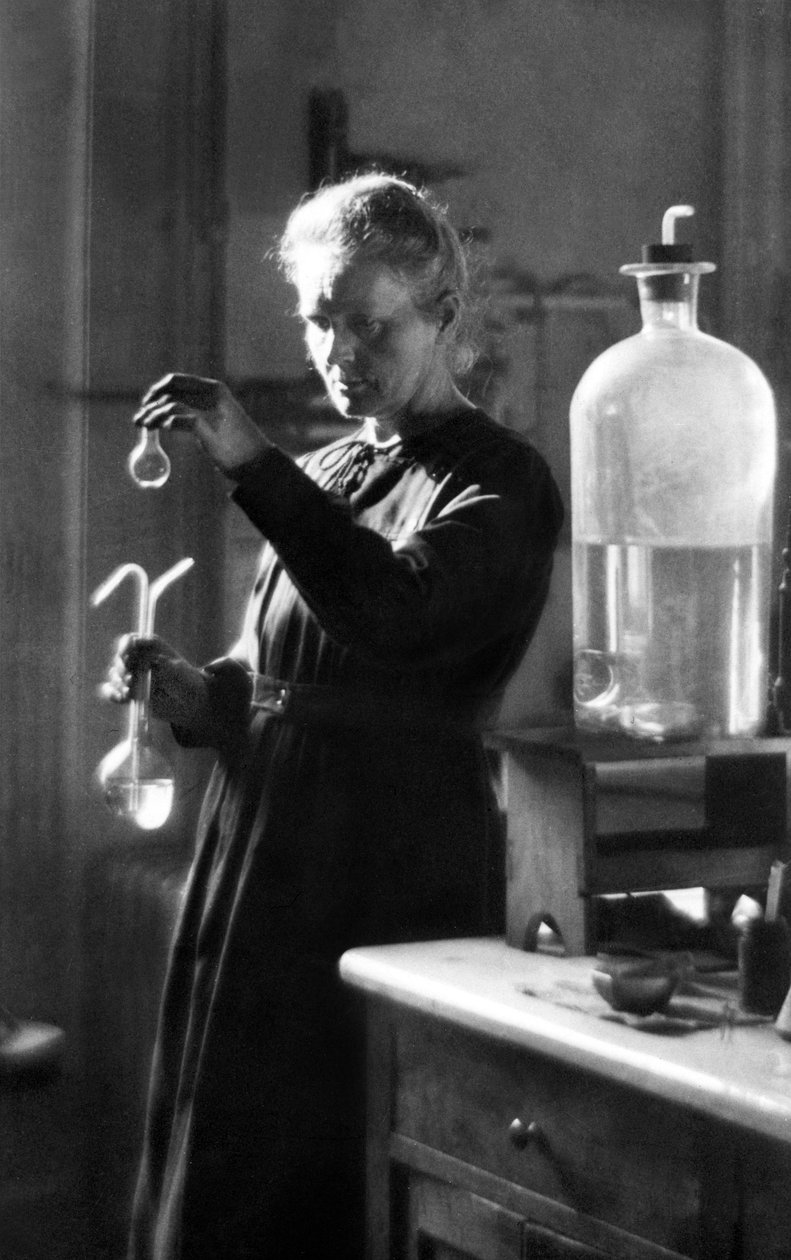 Marie Curie i sitt laboratorium 1925 (svartvitt foto) av Photographer French