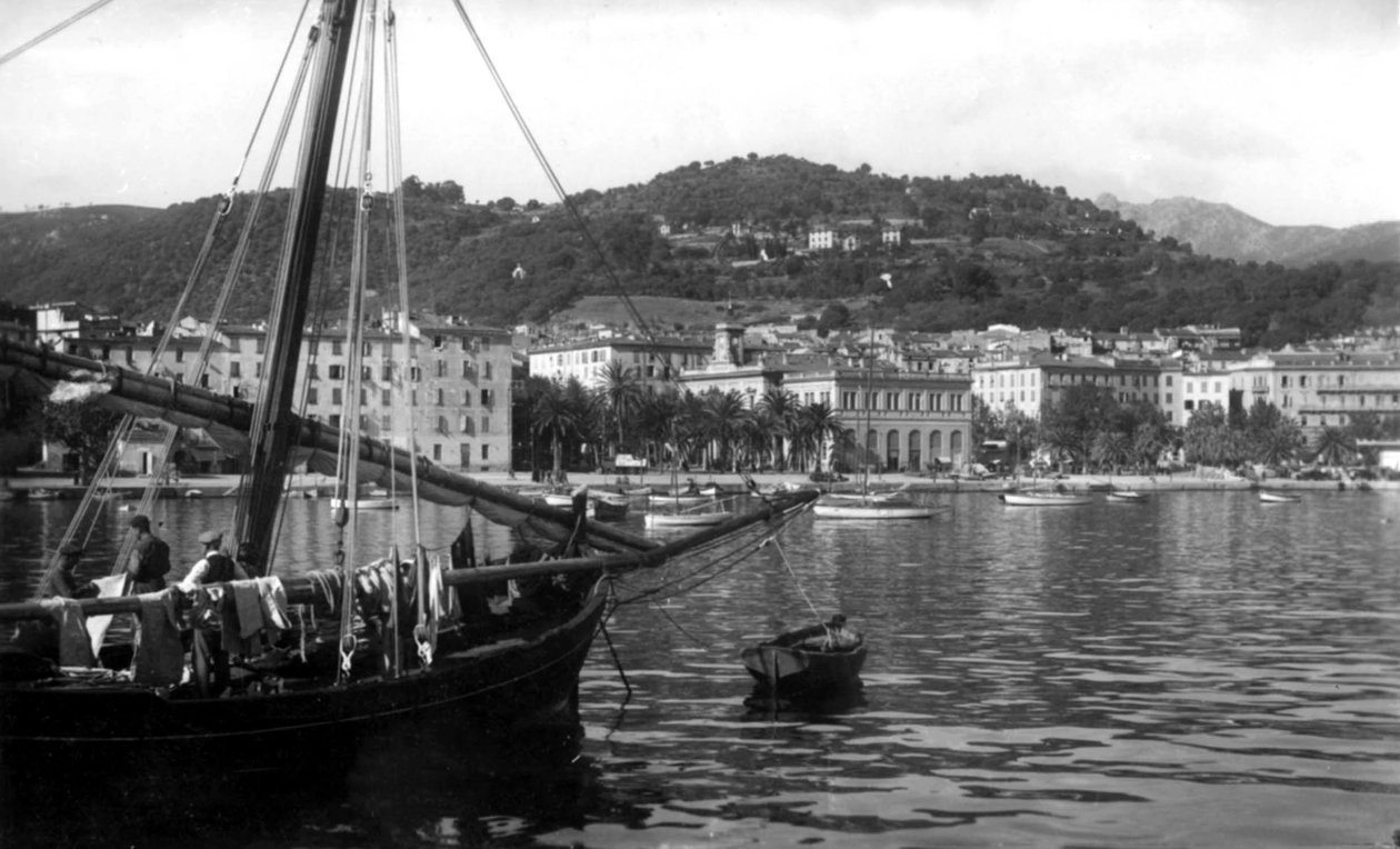 Utsikt över Ajaccios hamn, Korsika, ca 1930 (s/v foto) av Photographer French