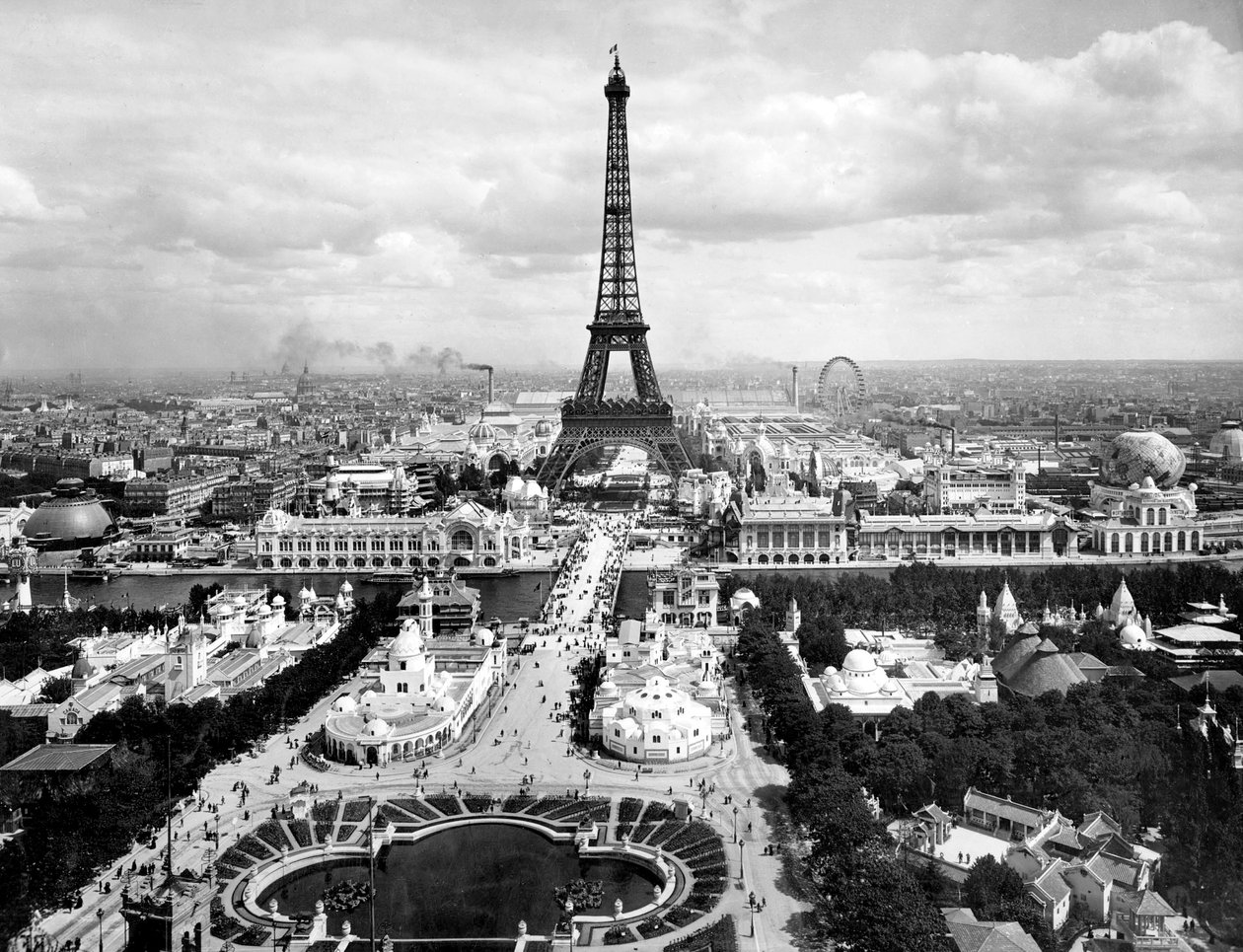Utsikt över Champs de Mars och Eiffeltornet, Paris World Fair av Photographer French