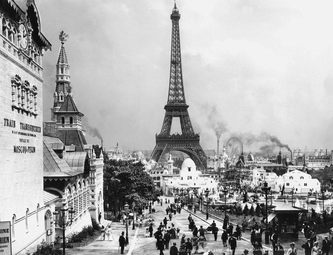 Utsikt över Trocadero-trädgårdarna och Eiffeltornet, Paris World Fair av Photographer French