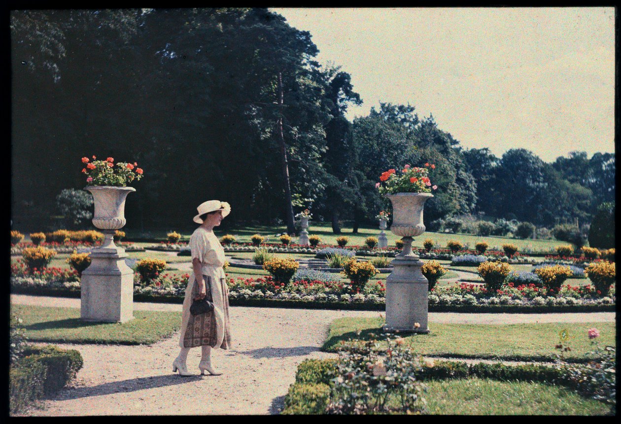 Kvinna promenerar i trädgården vid Bagatelle, Paris, ca 1920 (foto) av Photographer French