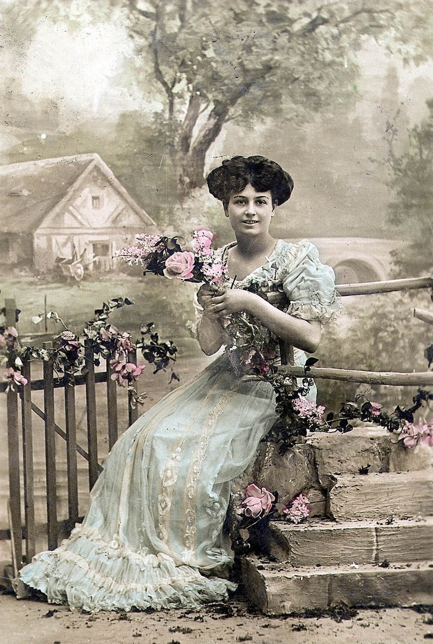 Kvinna med krans av blommor, vykort, ca. 1900 (handfärgat foto) av Photographer French