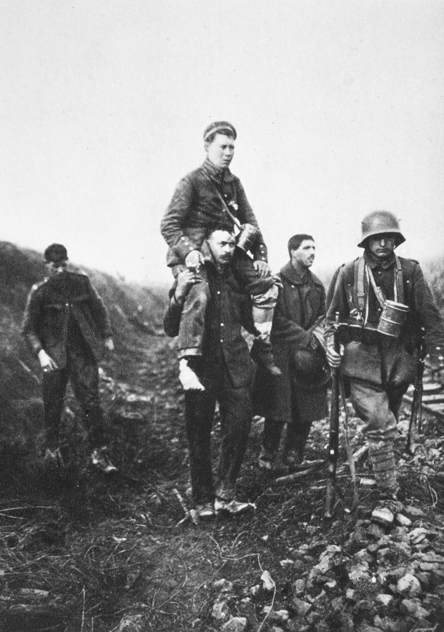 En tysk infanterisoldat med ett skadat ben bärs från strid av engelska krigsfångar (s/v foto) av Photographer German