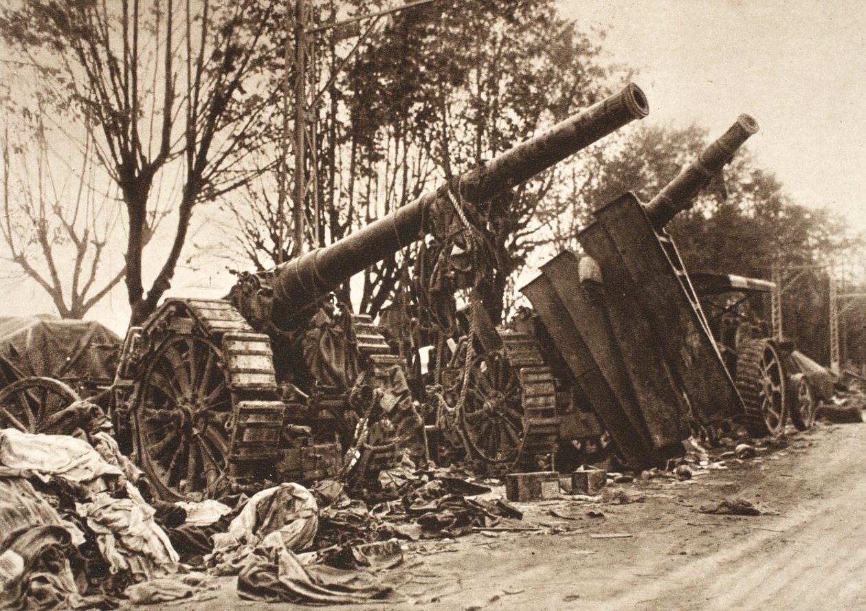 En liten del av det stora vapenbytet på reträttlinjen från Isonzo till Piave (s/v foto) av Photographer German