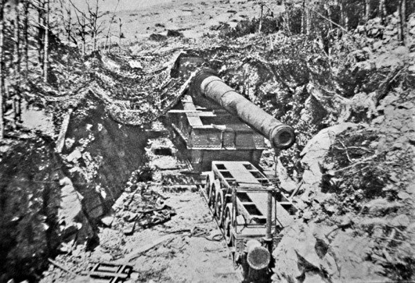 Big Bertha, en av flera gigantiska tyska kanoner monterade på järnväg under första världskriget av Photographer German