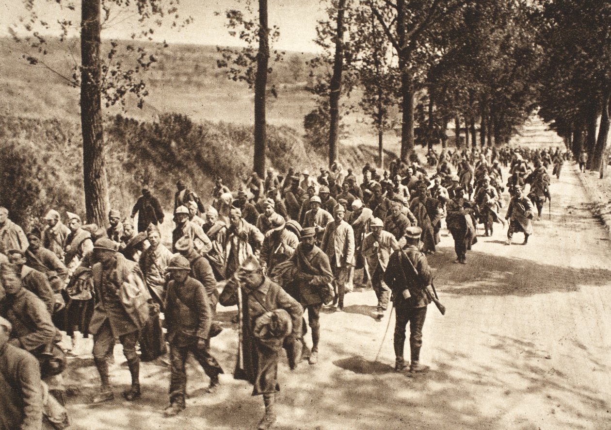 Franska fångar på vägen mellan Soissons och Fismes under slaget vid Aisne av Photographer German