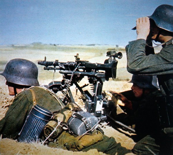 Tyska MG34 maskingevär för allmänt bruk monterad på ett stativ för ihållande eld (foto) av Photographer German