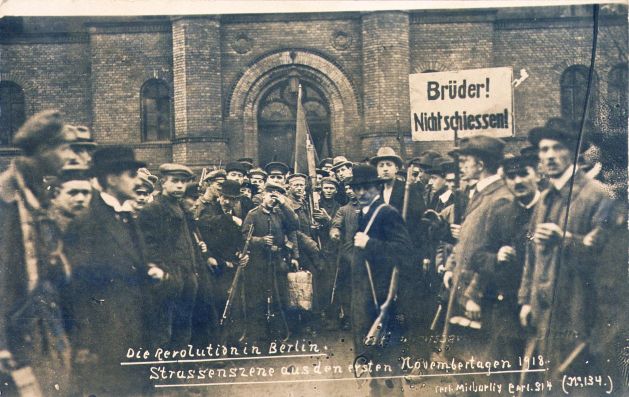 Tyska civila och soldater i Berlin, november 1918 (s/v foto) av Photographer German