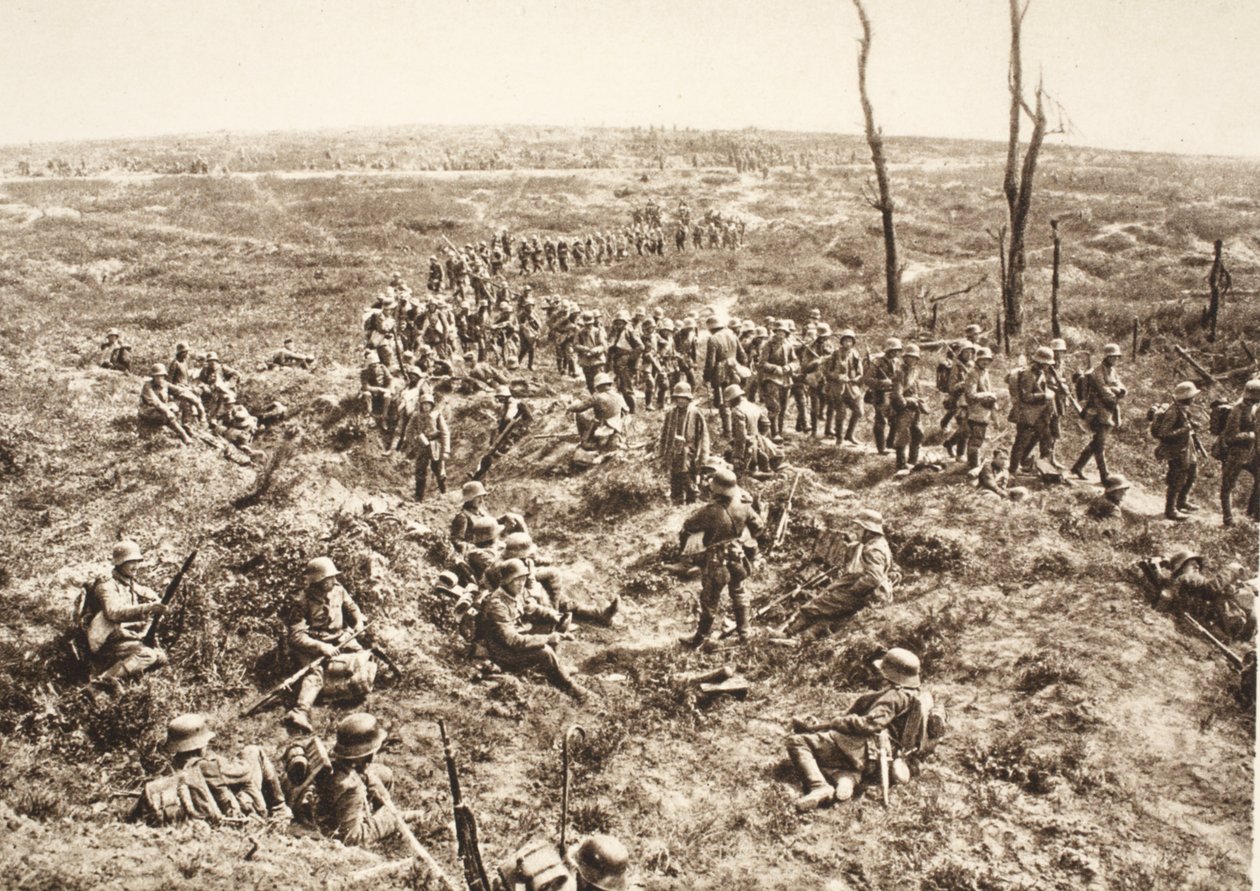 Tyskt infanteri går över Chemin des Dames för att följa den retirerande fienden, 27 maj 1918 (s/v foto) av Photographer German