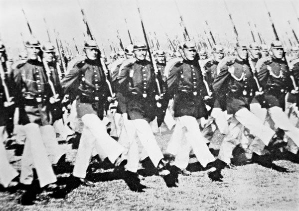 Tyska trupper på paradgåssteg inför Kaiser, 28 augusti 1911 (s/v foto) av Photographer German
