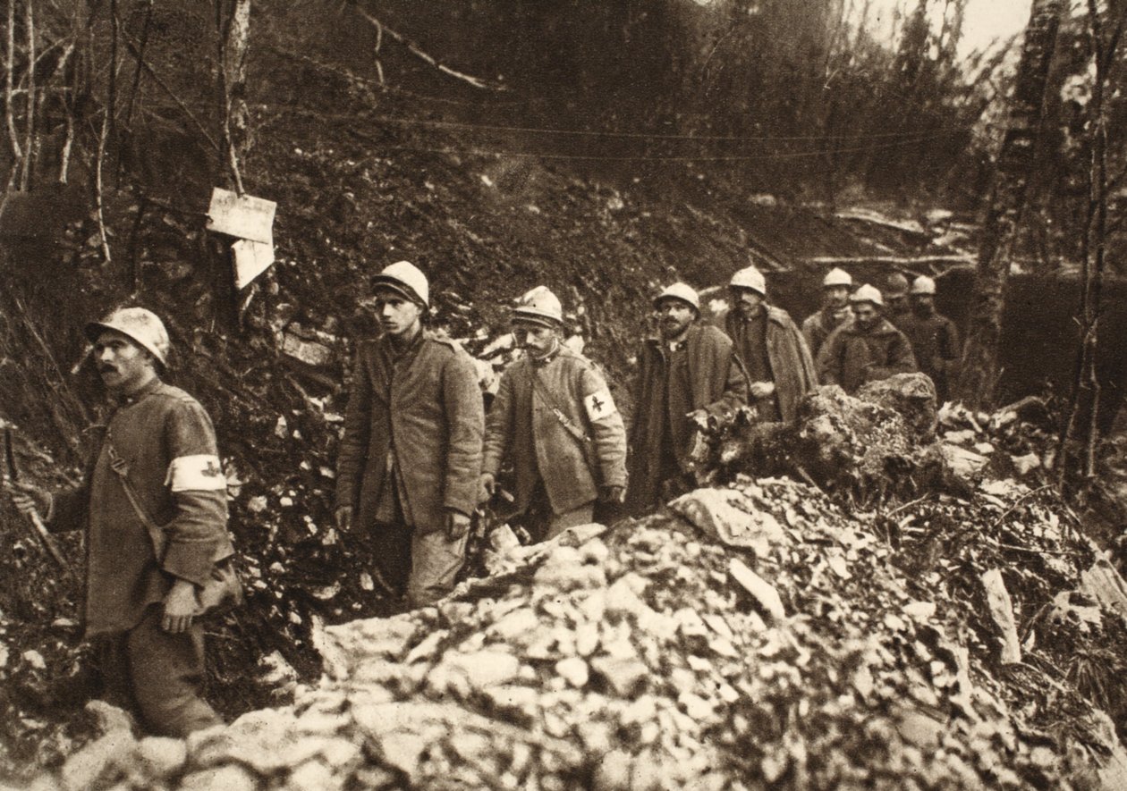 Italienska fångar vid Tolmin ledde tillbaka genom sina egna positioner den första dagen av striden, 24 oktober 1917 (s/v foto) av Photographer German