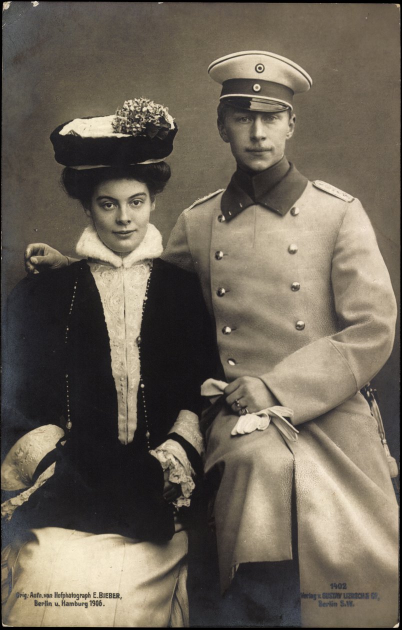 Prinsessan Cecilie med prins William, kappa och hatt av Photographer German