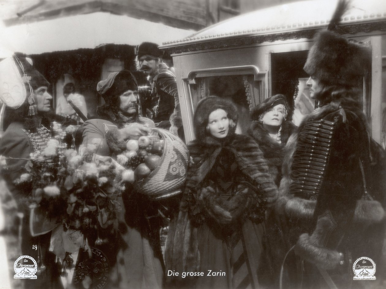 Stillbild från filmen "Den scharlakansröda kejsarinnan" med Marlene Dietrich av Photographer German