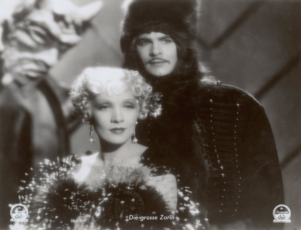 Stillbild från filmen "The Scarlet Empress" med Marlene Dietrich och John Lodge av Photographer German
