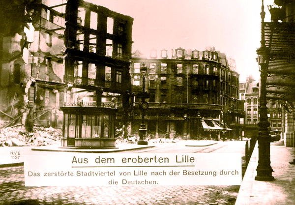 Den ödelade staden Lille efter att de tyska trupperna hade tagit den, oktober 1914 (s/v foto) av Photographer German