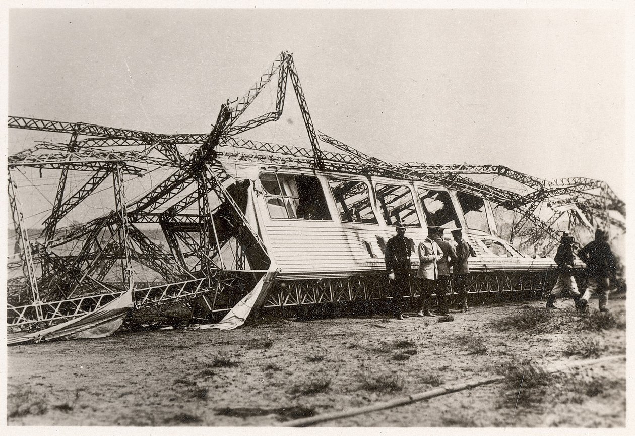 Ruinerna av Zeppelin LZ10 "Schwaben" efter dess förstörelse den 28 juni 1912 (s/v foto) av Photographer German