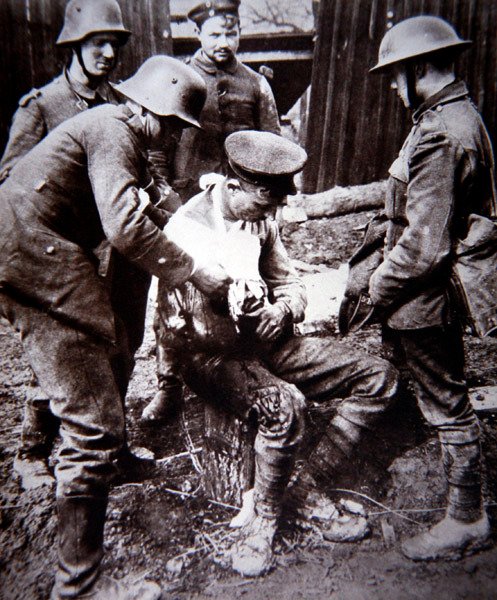 Första världskriget tysk läkarvårdare som vårdar en sårad brittisk soldat på västfronten av Photographer German